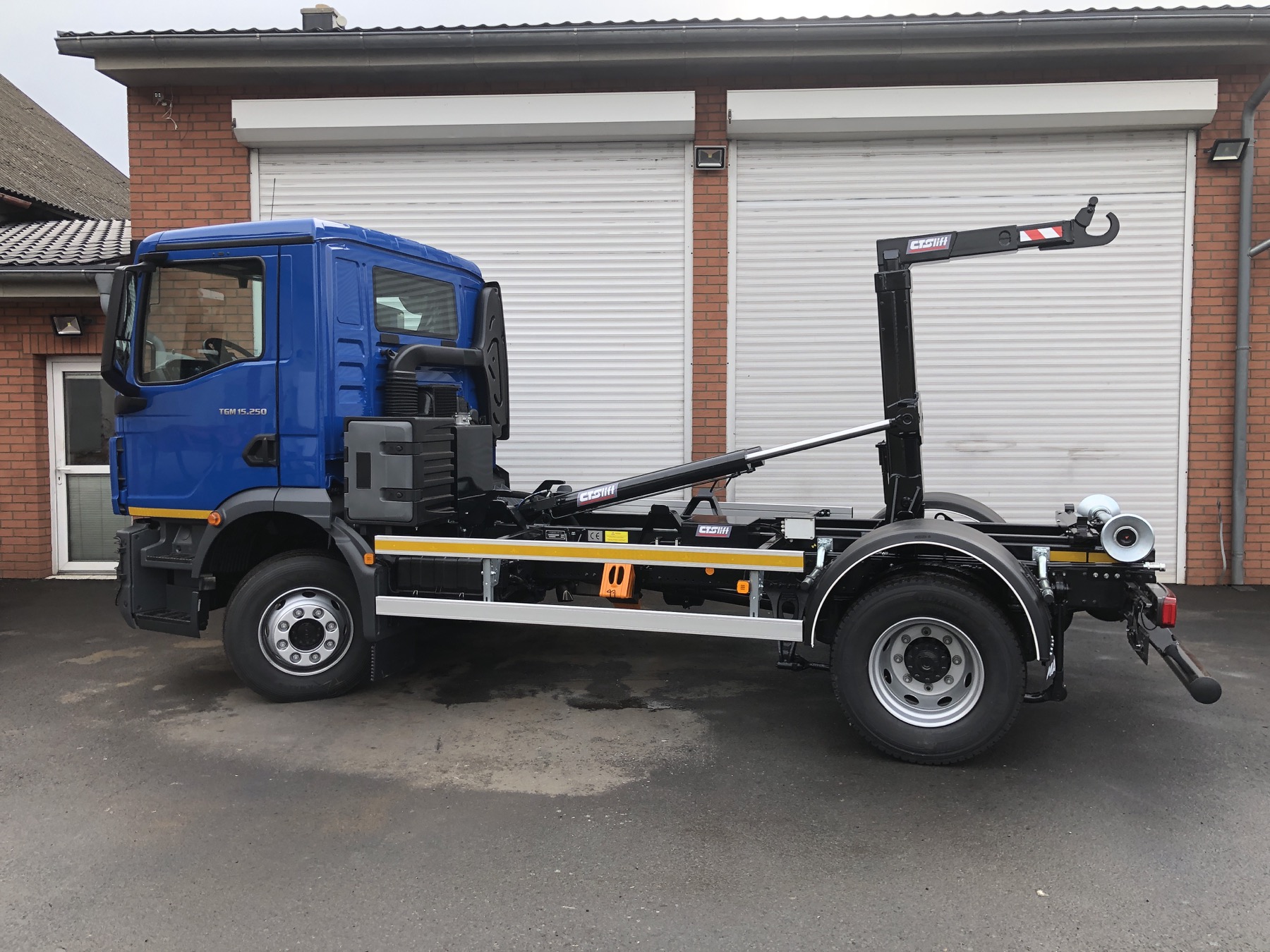 Modrý podvozek s hákovým nosičem připravený k montáži a provozu